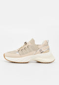 Beiger klobiger Sneaker mit gestricktem Obermaterial, Schnürung vorne, silbernen Akzenten und dicker weißer Sohle mit braunem Profil.