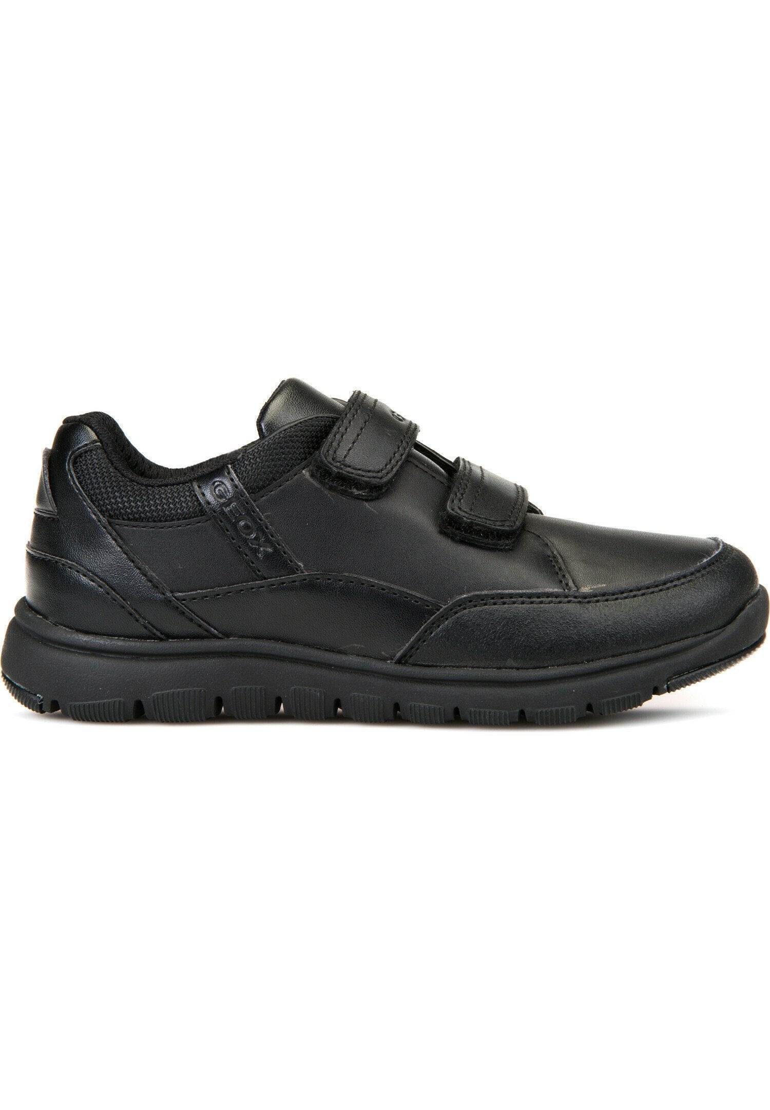 Schwarze Ledersneaker mit runder Zehenform, zwei Klettverschlussriemen und einer strukturierten Gummisohle mit Grip-Muster. Atmungsaktive Mesh-Akzente.
