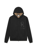 Schwarze Zip-Hoodie mit einer Kordelzugkapuze, zwei Fronttaschen und einem strukturierten Logodetail auf der Brust, aus glattem Material.