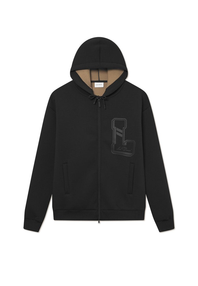 Schwarze Zip-Hoodie mit einer Kordelzugkapuze, zwei Fronttaschen und einem strukturierten Logodetail auf der Brust, aus glattem Material.