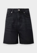Schwarze Denim-Shorts mit hoher Taille, Fronttaschen und einem silbernen Knopfverschluss. Glatte Textur mit dezenten Verwaschungen.