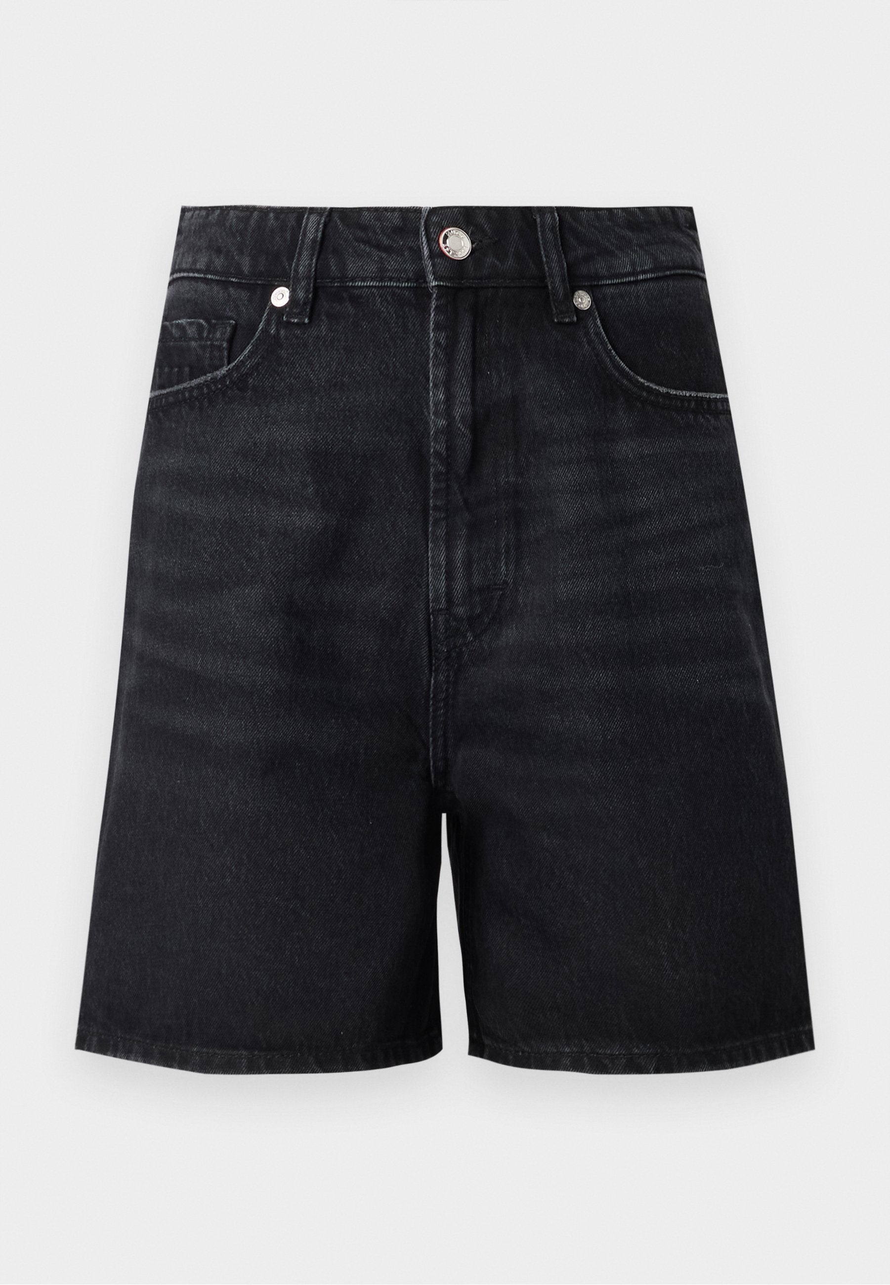 Schwarze Denim-Shorts mit hoher Taille, Fronttaschen und einem silbernen Knopfverschluss. Glatte Textur mit dezenten Verwaschungen.