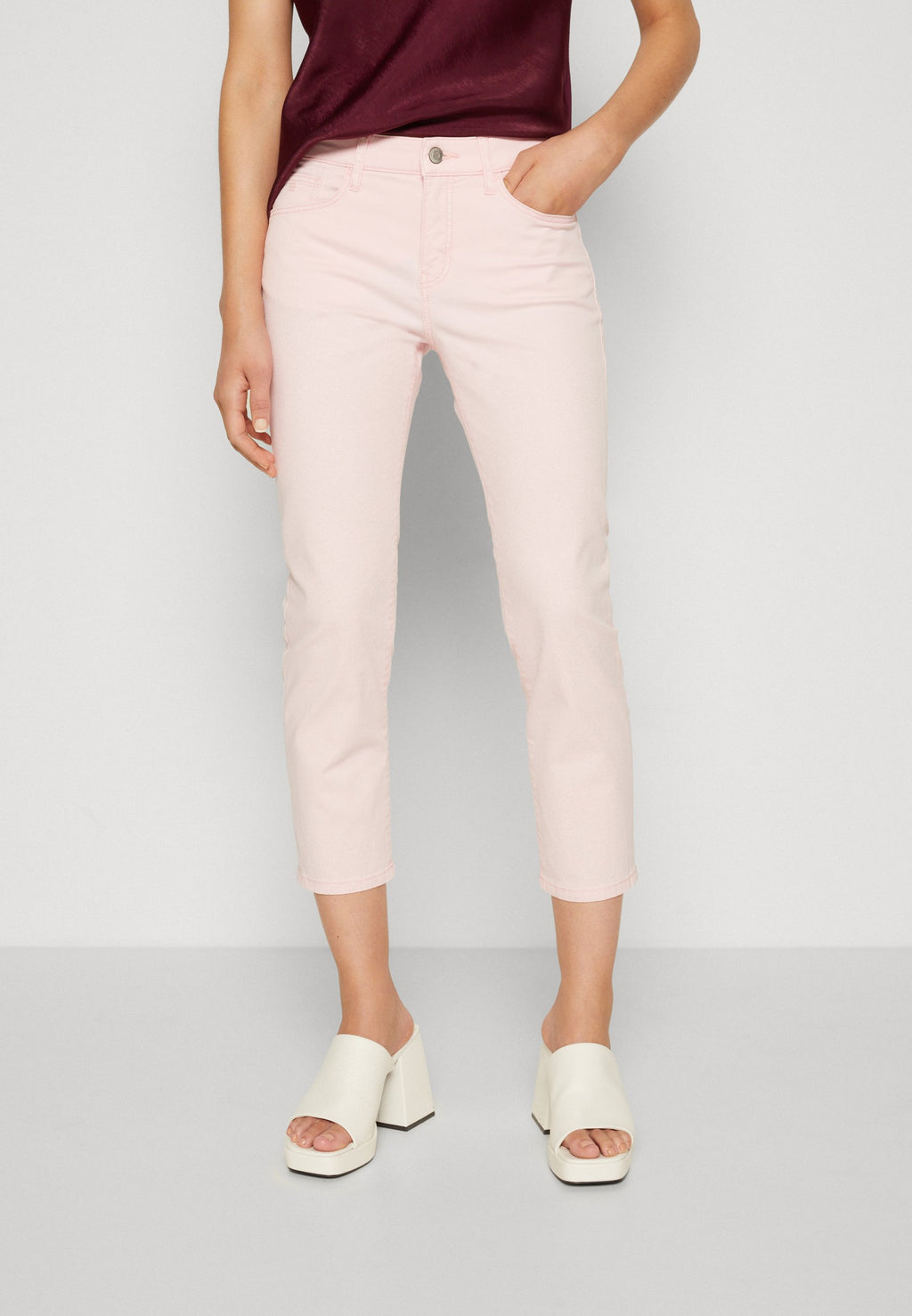5 POCKET CAPRI Media 4
