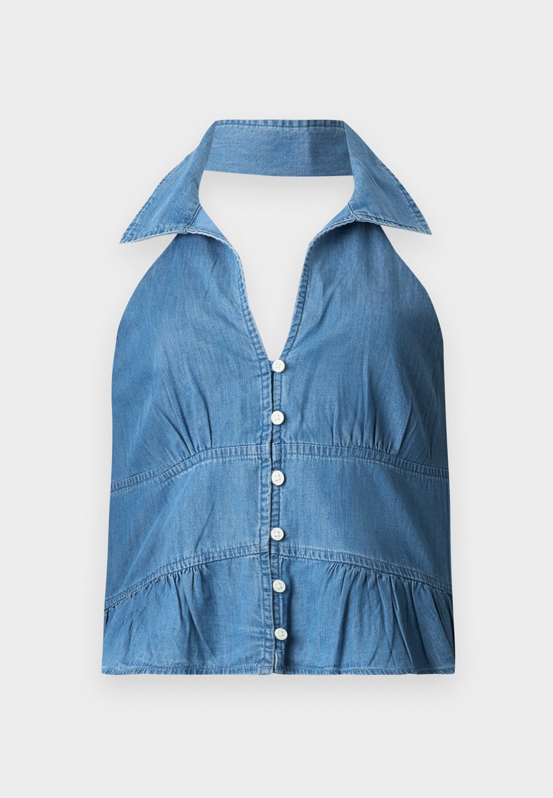 Denim-Haltertop mit kragenförmigem Ausschnitt, der eine durchgängige Knopfleiste, eine geraffte Taille und einen ausgestellten Saum aufweist. Helles Blau und weiche Textur.