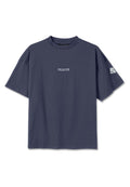 Marineblaues T-Shirt mit kurzen Ärmeln, auf der Brust mit dem Schriftzug "PEGADOR" und einem kleinen Aufnäher am linken Ärmel.