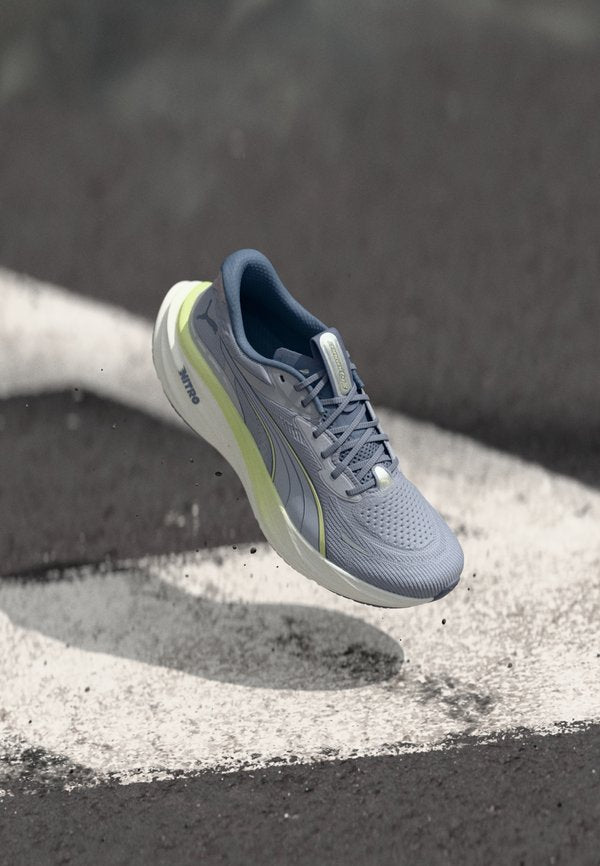 Puma MAGNIFY NITRO 3 - Road running shoes - vibrant silver-coloured/apple spritz