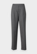 Grau maßgeschneiderte Hose mit glattem Textil, geradem Beinmuster und vorderen Falten. Hergestellt aus leichtem Material mit einem dezenten Muster.