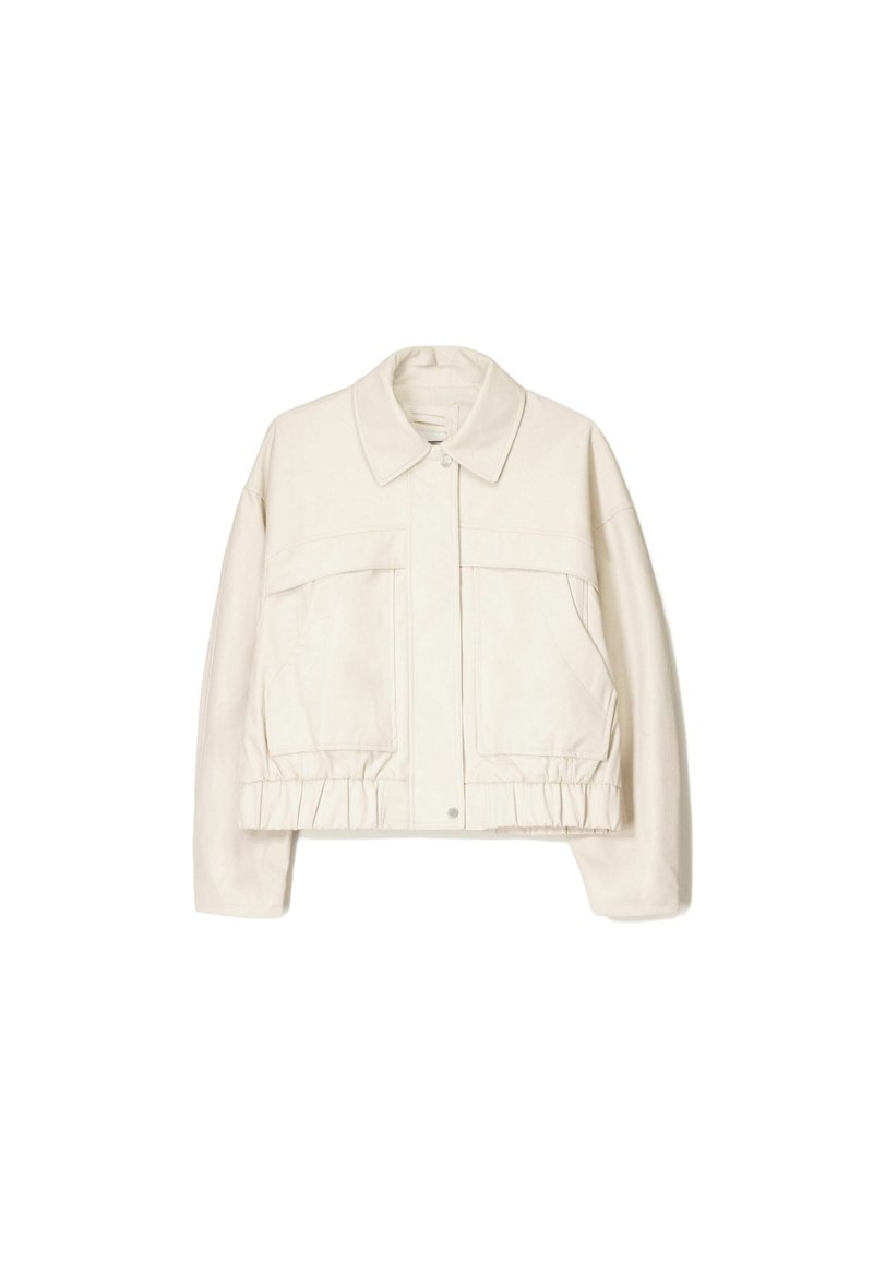 Weiße Denimjacke mit Kragen, Fronttaschen, elastischem Saum und langen Ärmeln. Glatte Textur und minimalistisches Design.
