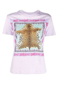 Helles lila T-Shirt mit kurzen Ärmeln, das ein Leopardenmuster-Graphic und pinken "Just Cavalli"-Text in einem quadratischen Rahmen zeigt. Aus Baumwollmaterial.