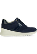 Navyblaue Sneaker aus Wildleder und Lackleder mit einer strukturierten Oberfläche, runder Zehenpartie, dickem Gummisohle mit weißem Grund und dekorativen Streifen.