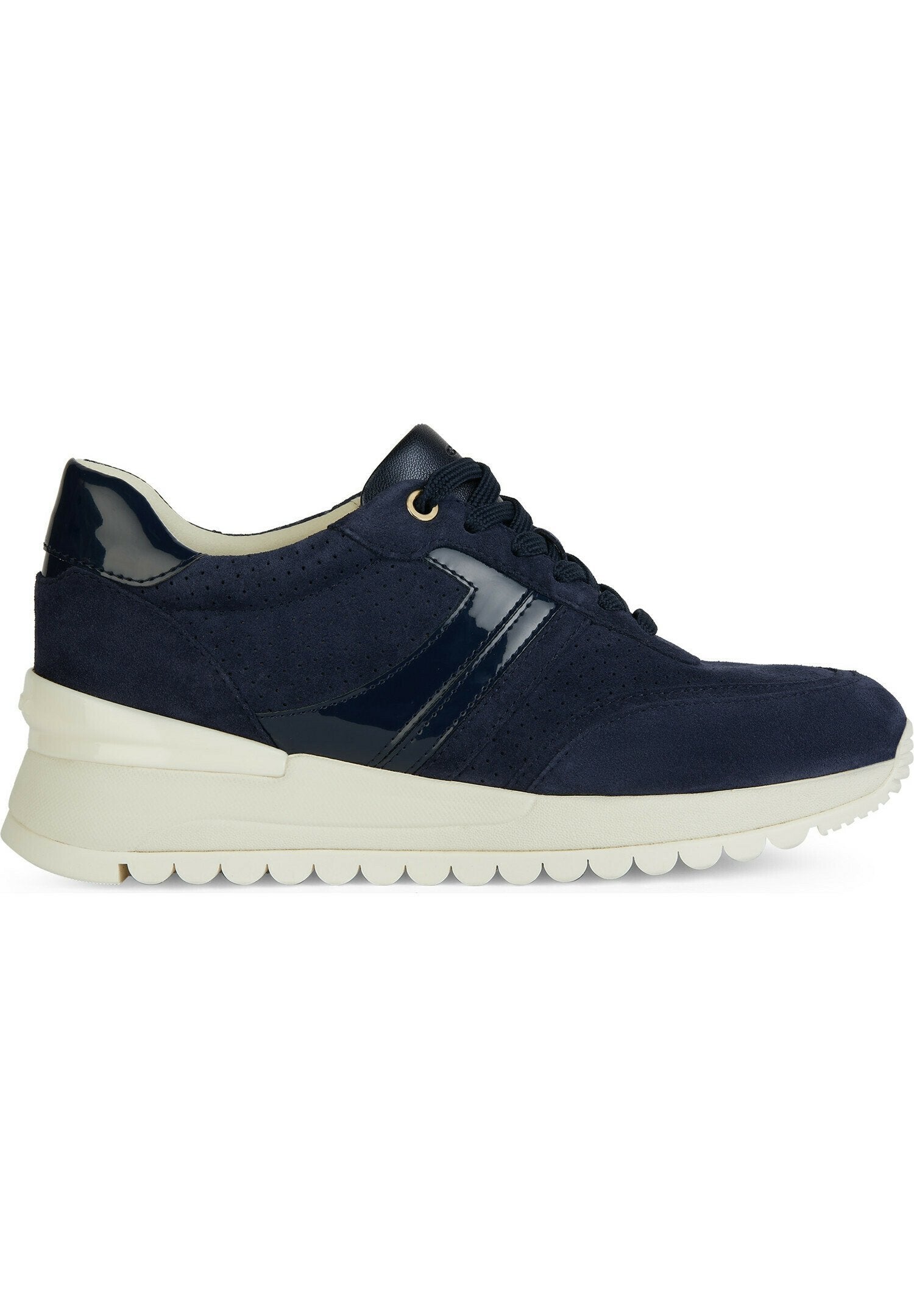 Navyblaue Sneaker aus Wildleder und Lackleder mit einer strukturierten Oberfläche, runder Zehenpartie, dickem Gummisohle mit weißem Grund und dekorativen Streifen.