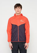 Mann trägt eine rote und schwarze Nike London Marathon Jacke mit Kapuze und schwarze Nike-Hose, steht vor einem schlichten weißen Hintergrund.