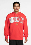 Rotes Sweatshirt mit Kapuze, mit "NIKECOURT" in weißen Buchstaben und einem kleinen farbigen Logo-Patch auf der Vorderseite. Gerippte Bündchen und Saum.