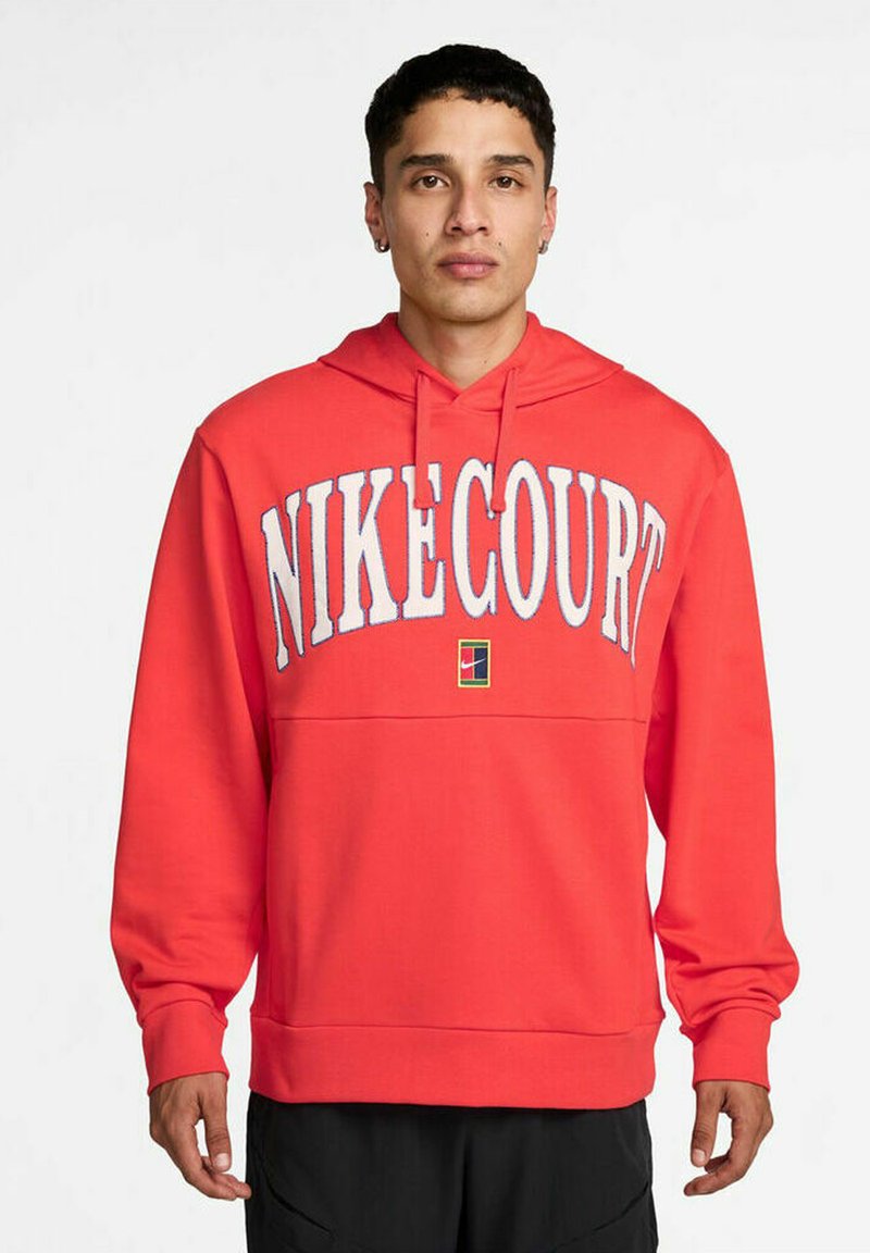 Rotes Sweatshirt mit Kapuze, mit "NIKECOURT" in weißen Buchstaben und einem kleinen farbigen Logo-Patch auf der Vorderseite. Gerippte Bündchen und Saum.