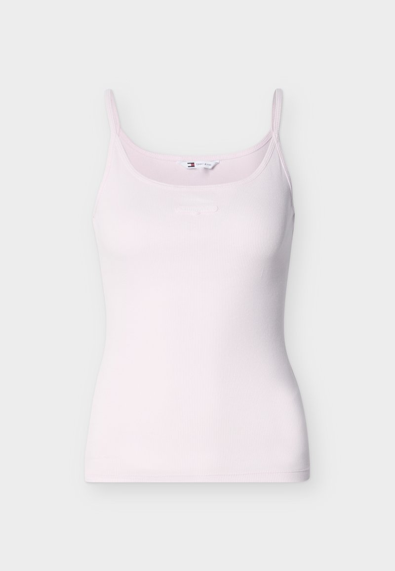Hellrosa geripptes Camisole mit dünnen Trägern und subtiler Tommy Jeans-Logo auf der Brust, vor weißem Hintergrund dargestellt.