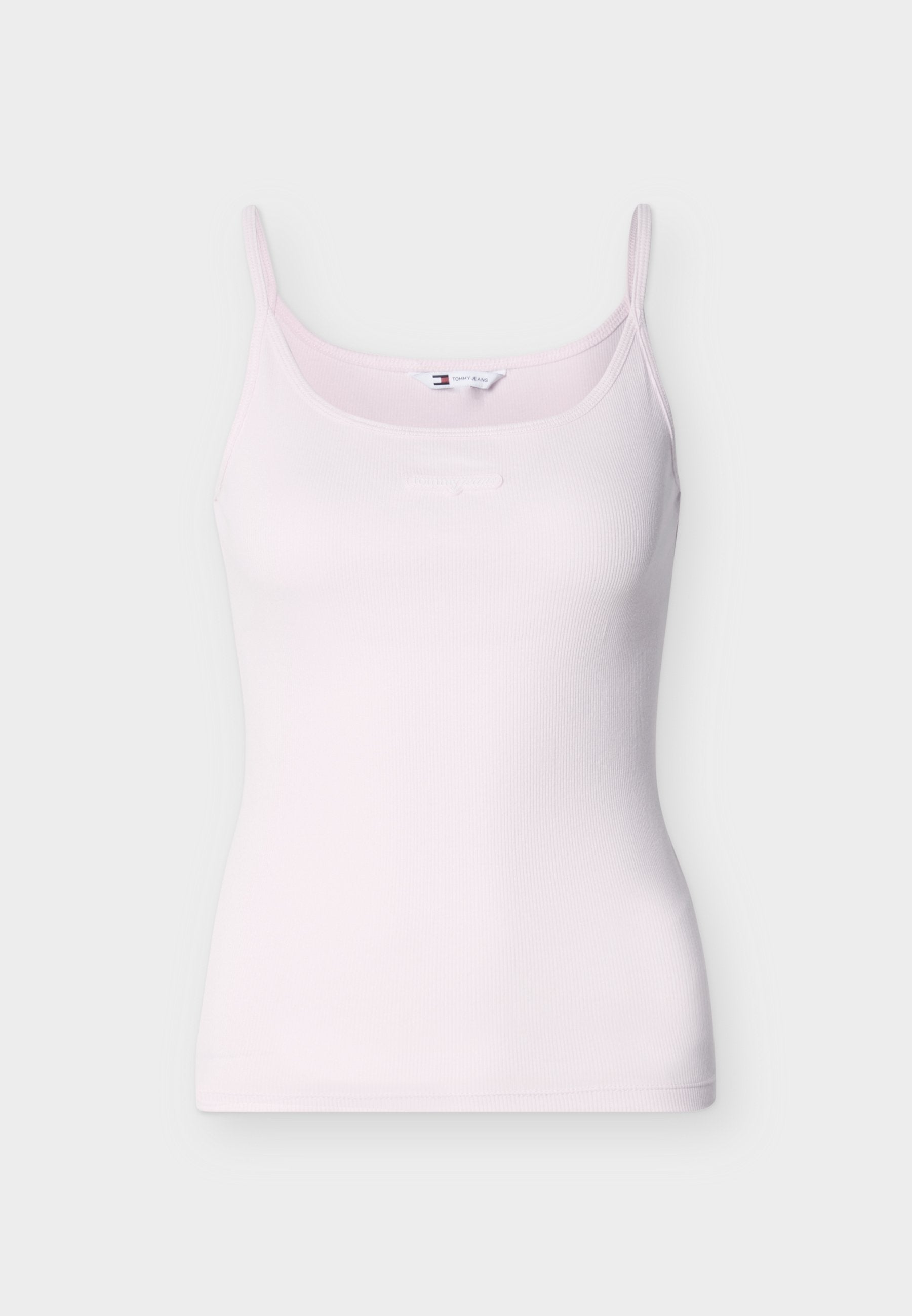 Hellrosa geripptes Camisole mit dünnen Trägern und subtiler Tommy Jeans-Logo auf der Brust, vor weißem Hintergrund dargestellt.