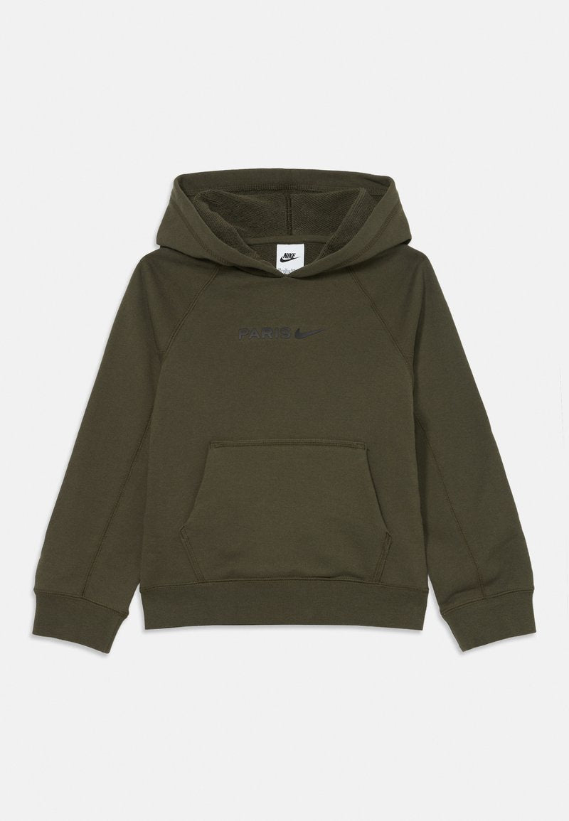 Olivgrüne Kapuzenjacke aus weichem Material, mit Kängurutasche, verstellbarem Kordelzug an der Kapuze und bedrucktem Text "PARIS" mit Nike-Logo auf der Vorderseite.