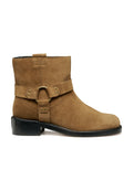 Braune Wildleder-Ankle Boots mit runder Schuhspitze, metallischen Details und einem breiten Riemen mit einem runden Ring. Flacher schwarzer Absatz. Glatte Textur.