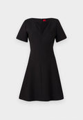 Schwarzes Kleid mit tailliertem Oberteil und ausgestelltem Rock. Verfügt über kurze Ärmel, einen V-Ausschnitt, einen Reißverschluss im Rücken und Nähte, die eine strukturierte Silhouette schaffen.