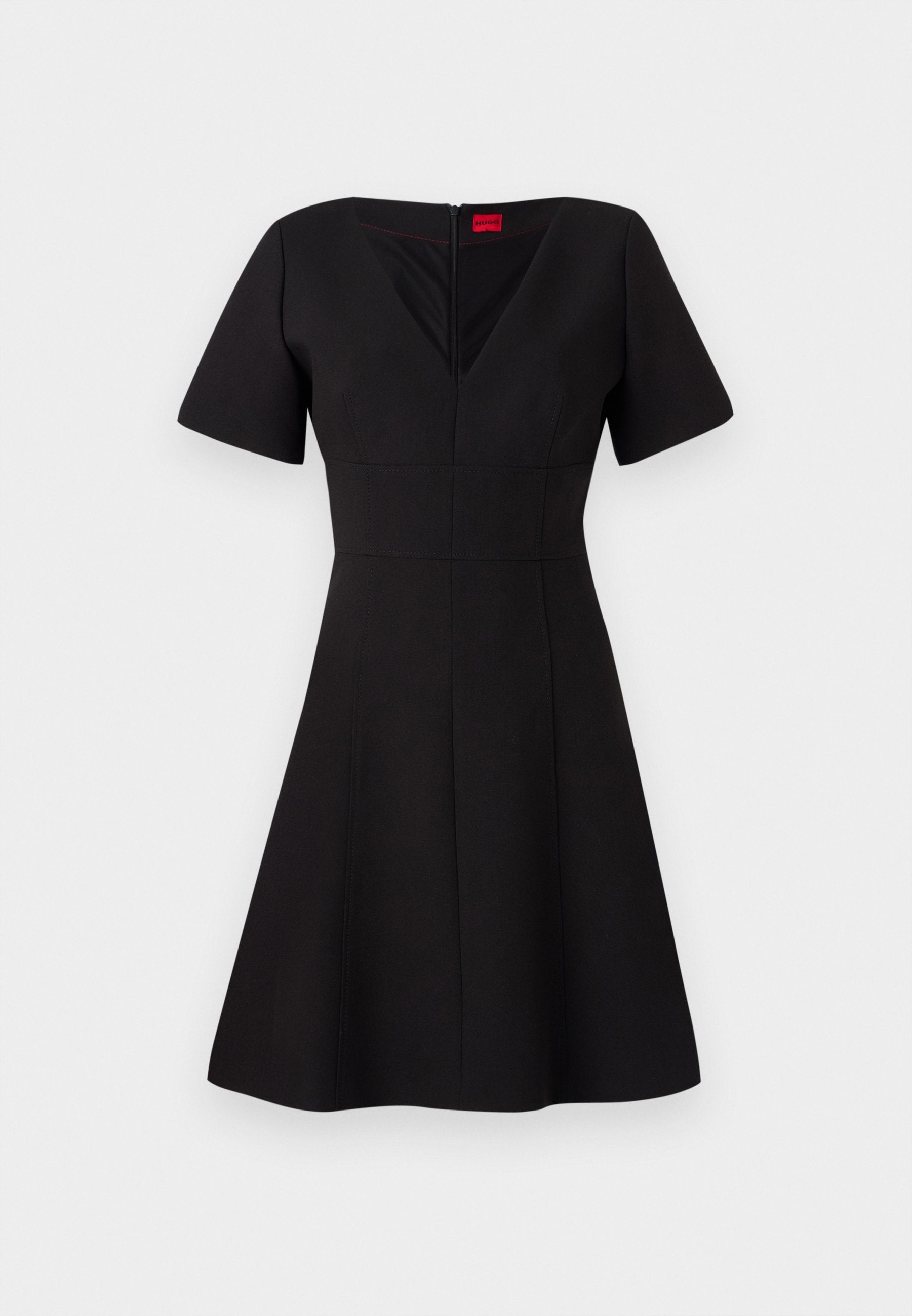 Schwarzes Kleid mit tailliertem Oberteil und ausgestelltem Rock. Verfügt über kurze Ärmel, einen V-Ausschnitt, einen Reißverschluss im Rücken und Nähte, die eine strukturierte Silhouette schaffen.