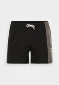 Schwarze Schwimmshorts mit einem elastischen Bund und einer weißen Kordel, einem grauen Einsatzt und einem grafischen Druck an der Seite.