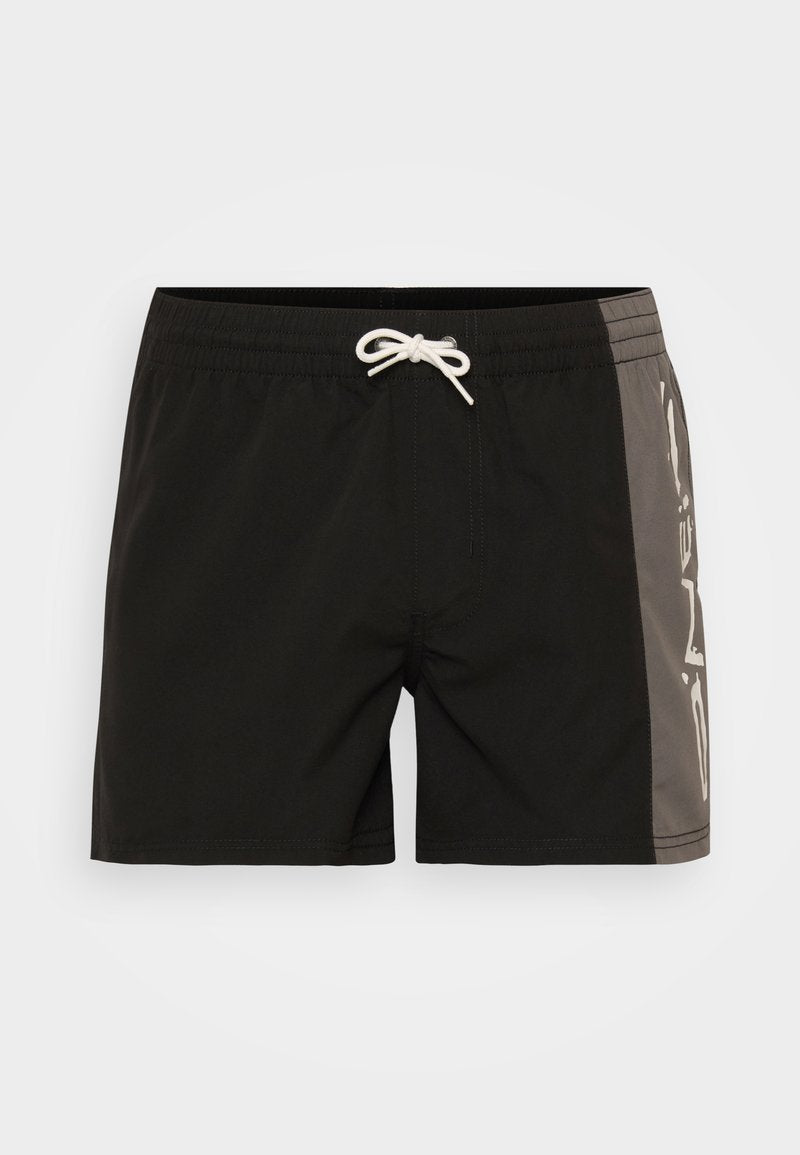 Schwarze Schwimmshorts mit einem elastischen Bund und einer weißen Kordel, einem grauen Einsatzt und einem grafischen Druck an der Seite.