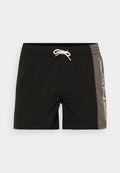 Schwarze Schwimmshorts mit einem elastischen Bund und einer weißen Kordel, einem grauen Einsatzt und einem grafischen Druck an der Seite.