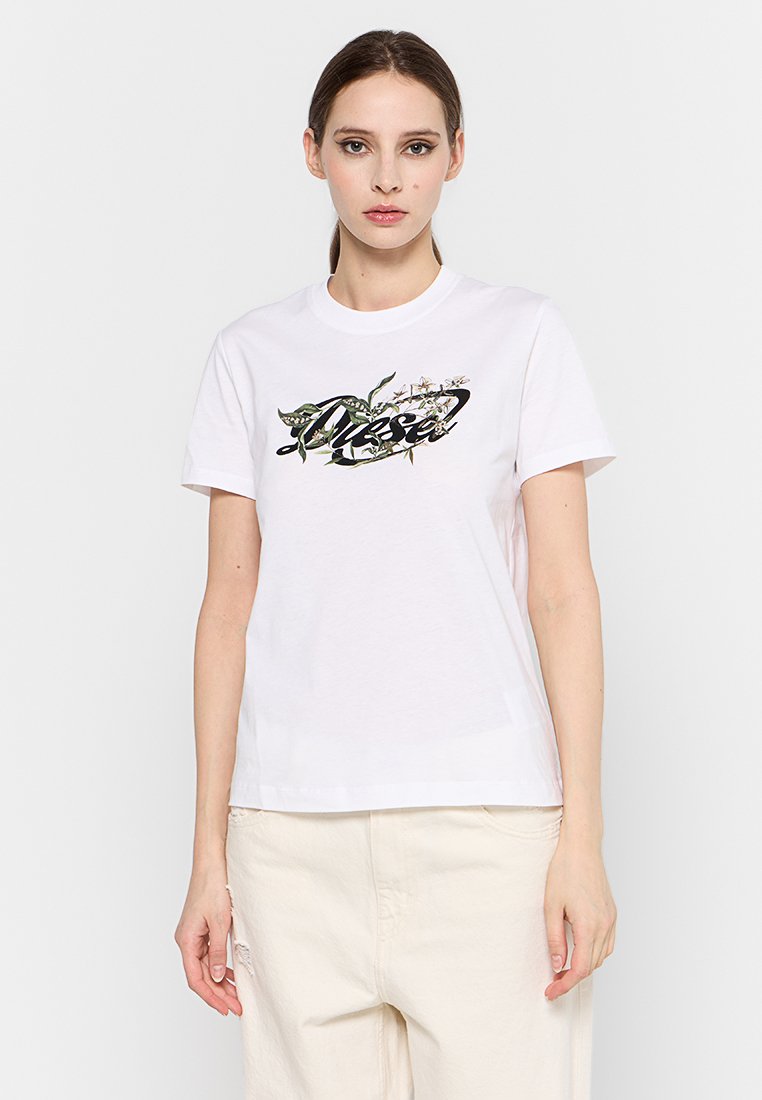 Weißes Baumwoll-T-Shirt mit einem bunten Blumenmuster und dem Wort "Diesel" in fettgedruckten Buchstaben auf der Vorderseite; kurzärmelig, Rundhalsausschnitt.