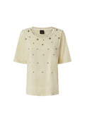 Beige T-Shirt mit kurzen Ärmeln, verziert mit Details und einem runden Halsausschnitt mit metallischen Akzenten. Glatter Stoff mit verstreuten dekorativen Elementen.