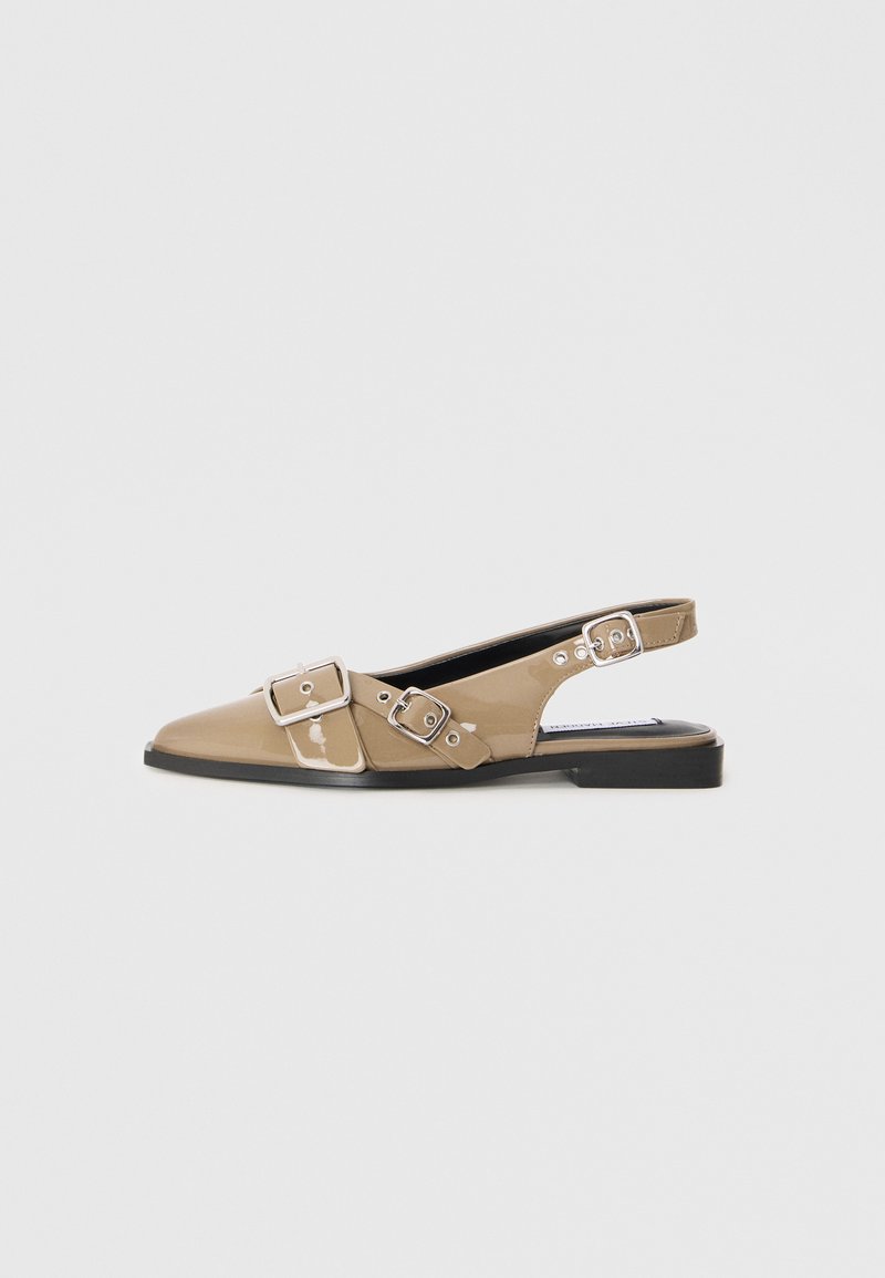 Beige patentierte Slingback-Schuhe mit spitzem Zehenbereich, zwei verstellbaren Schnallen und einem niedrigen schwarzen Absatz. Glatte Textur mit glänzender Oberfläche.