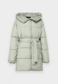 Helle grüne Puffjacke mit tailliertem Gürtel, Kapuze und gestepptem Material. Verfügt über Druckknöpfe und ein lässiges Design.