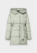 Helle grüne Puffjacke mit tailliertem Gürtel, Kapuze und gestepptem Material. Verfügt über Druckknöpfe und ein lässiges Design.