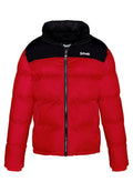 Rote Pufferjacke mit einem schwarzen, gepolsterten Kragen und Schultern. Sie verfügt über einen Frontreißverschluss, zwei seitliche Taschen und gesteppten Abschnitten zur Isolierung.