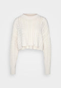 Off-White, kürzerer Pullover mit Kabelstrickmuster, langen Ärmeln sowie geripptem Rundhals- und Ärmelsaum, auf einem schlichten Hintergrund präsentiert.