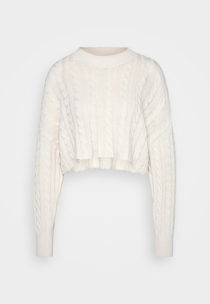 Off-White, kürzerer Pullover mit Kabelstrickmuster, langen Ärmeln sowie geripptem Rundhals- und Ärmelsaum, auf einem schlichten Hintergrund präsentiert.