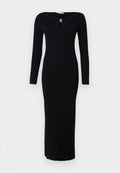 Langes schwarzes geripptes Kleid mit langen Ärmeln, einem Schlüssellochausschnitt und goldenen Details. Eng anliegendes Design mit gerader Silhouette.