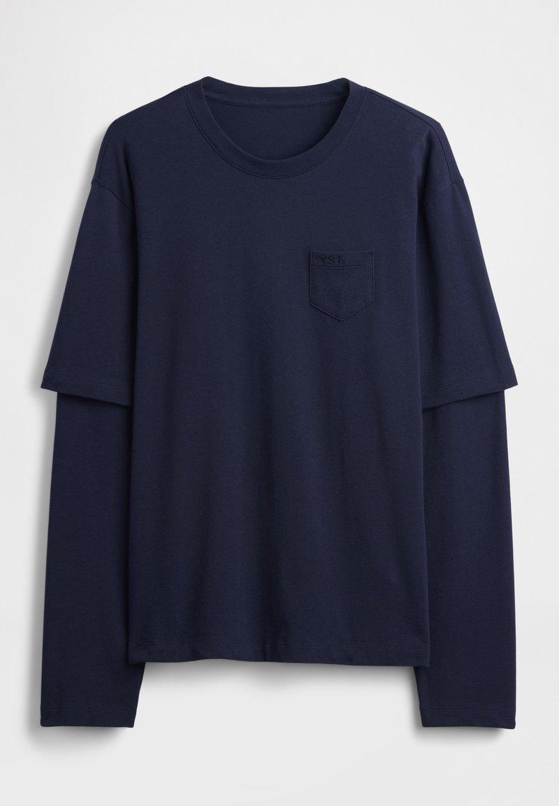 Dunkelblaues Langarm-T-Shirt aus weicher Baumwolle, mit rundem Ausschnitt und einer kleinen aufgesetzten Tasche auf der linken Brust mit geprägtem Detail.