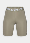 Olivgrüne Sportshorts mit einem breiten, weißen Nike Pro Bund, glatter Textur und figurbetontem Design, das ein kleines Nike-Logo am Saum aufweist.