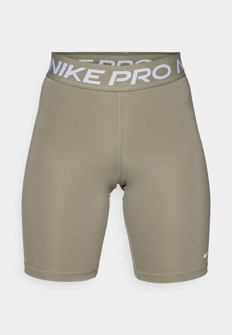 Olivgrüne Sportshorts mit einem breiten, weißen Nike Pro Bund, glatter Textur und figurbetontem Design, das ein kleines Nike-Logo am Saum aufweist.