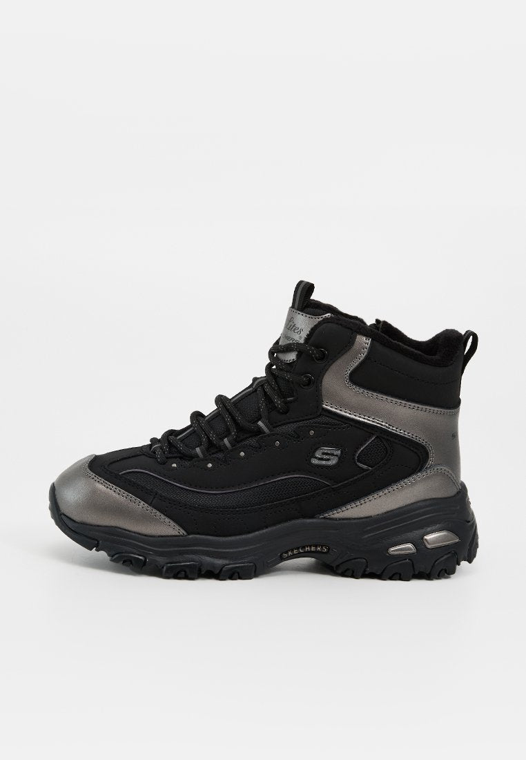 Schwarzer und grauer hoher Skechers-Stiefel mit Schnürverschluss vorne und robuster Sohle, entwickelt für den Außenbereich oder schwere Beanspruchung.