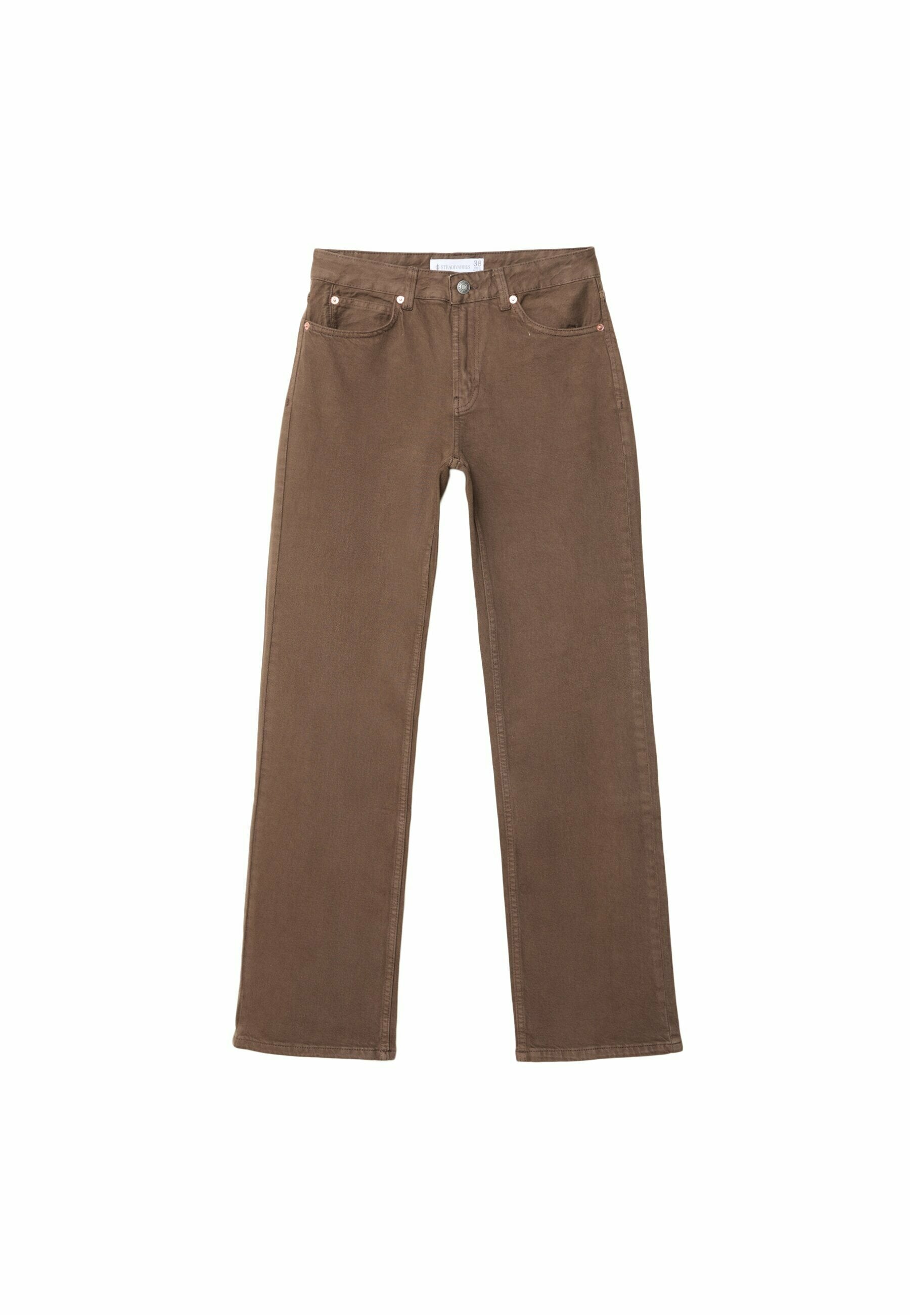 Braune Baumwolljeans mit geradem Bein, vorderen Taschen und einem Knopfverschluss. Glatte Textur ohne sichtbare Muster oder Verzierungen.
