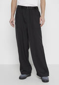 Schwarze Cargo-Hosen aus leichtem Stoff, mit lockerer Passform, elastischen Bündchen und einem Gürtel, sowie mehreren vorderen Taschen für Funktionalität.