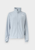 Hellblaue Fleecejacke mit durchgehendem Frontreißverschluss, hohem Kragen, Seitentaschen, elastischen Bündchen und kleinem Logo auf der linken Brust.