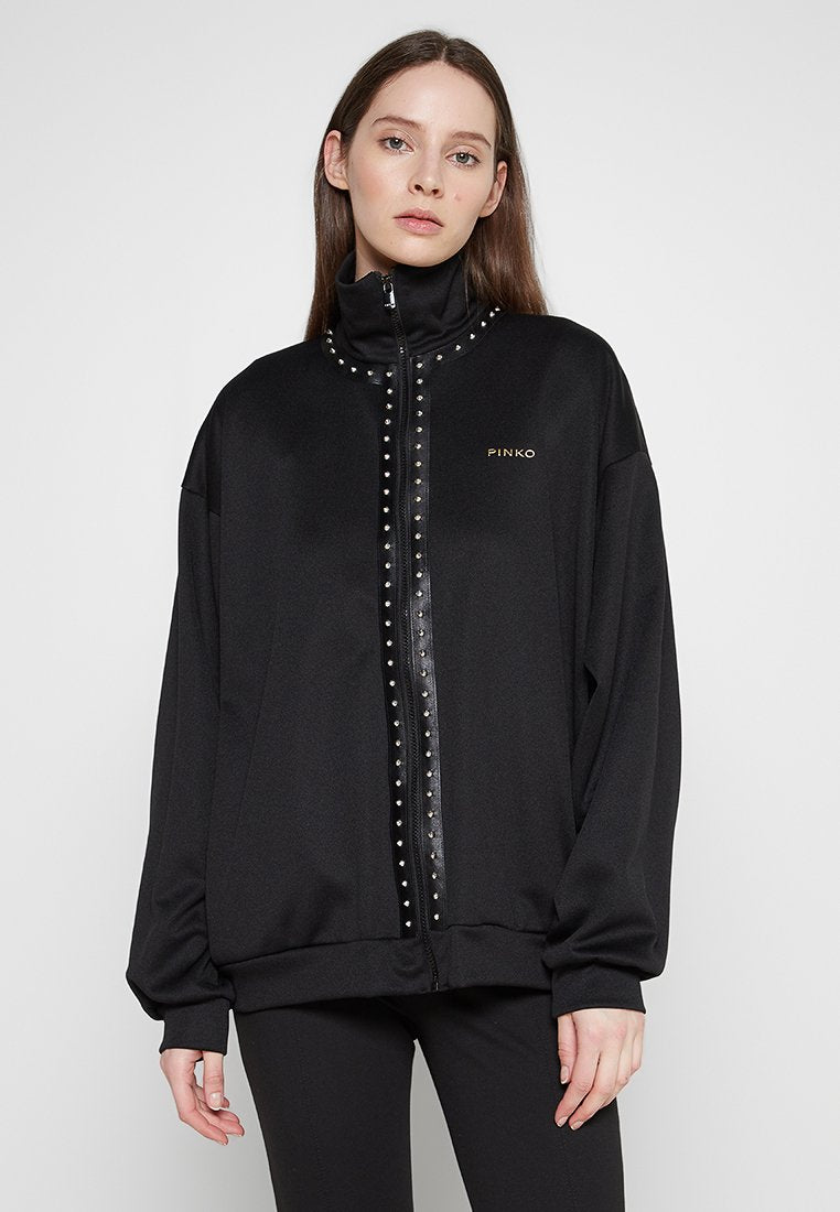 Schwarze Zip-Jacke mit hohem Kragen, verziert mit silbernen Nieten und einem Logo. Hergestellt aus glattem Stoff, mit lockerer Passform und langen Ärmeln.