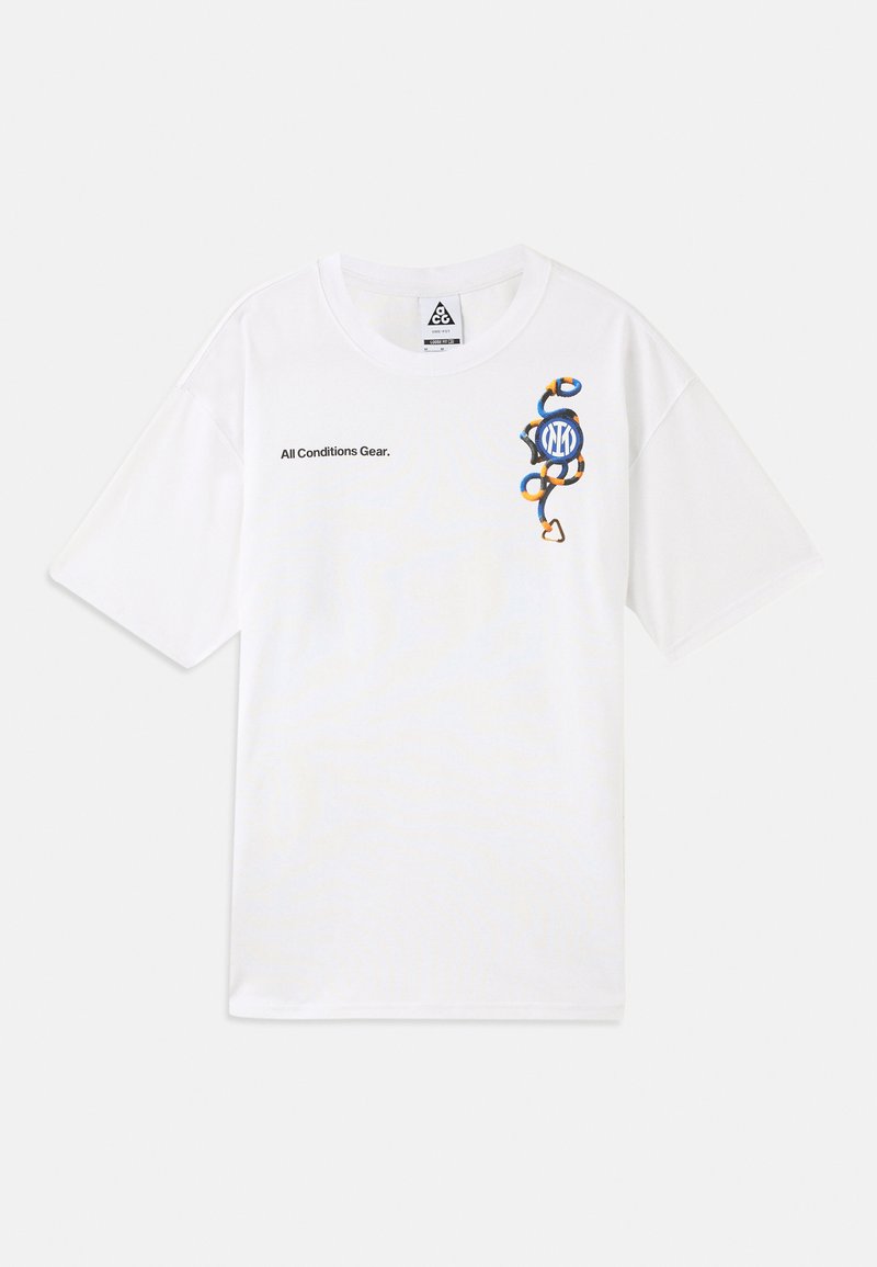 Weißes T-Shirt mit kurzen Ärmeln, bedruckt mit dem Text "All Conditions Gear." und einer Grafik aus einem blauen, orangefarbenen und schwarzen Seil mit einem Karabinerhaken auf der Brust.