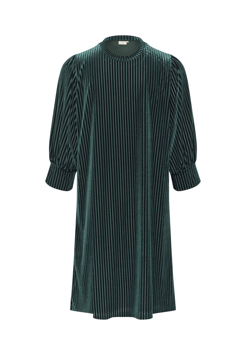 Samtkleid in Dunkelgrün mit vertikalen Streifen. Verfügt über einen runden Ausschnitt und puffärmel. Die Länge reicht bis zur Mitte der Waden.