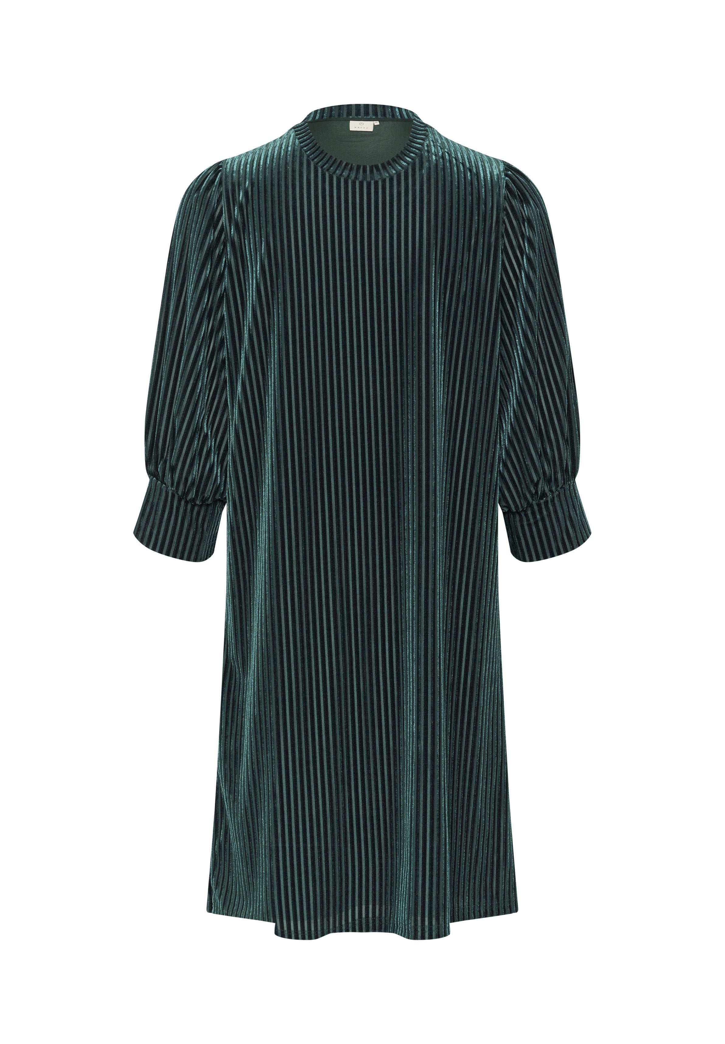Samtkleid in Dunkelgrün mit vertikalen Streifen. Verfügt über einen runden Ausschnitt und puffärmel. Die Länge reicht bis zur Mitte der Waden.