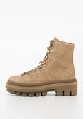 Beige Wildleder-Ankle-Boot mit Metallösen, dicker Sohle und ausgeprägtem Profildesign. Verfügt über Schnürsenkel und einen gepolsterten Schaft für zusätzlichen Halt.