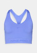 Lila Sport-BH mit glatter Textur, ausgestattet mit einem überkreuzten Rücken-Design und dem "NIKE PRO"-Logo als dezentem Aufdruck auf dem Bund.