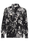 Schwarze Bluse mit grauen und weißen Blumenmustern. Mit einem kragenförmigen Ausschnitt, durchgehender Knopfleiste und gerafften langen Ärmeln.